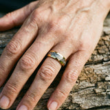 Ring with sparkling gold inlays