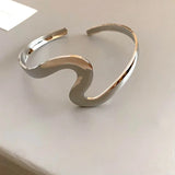 Wavy open bracelet with twist in vintage silver